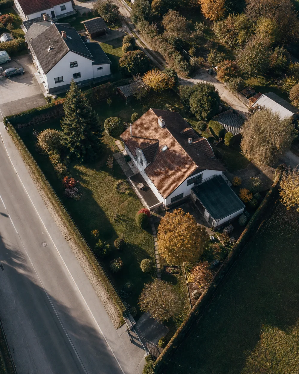Luftbild eines Wohnhauses und seines Grundstücks