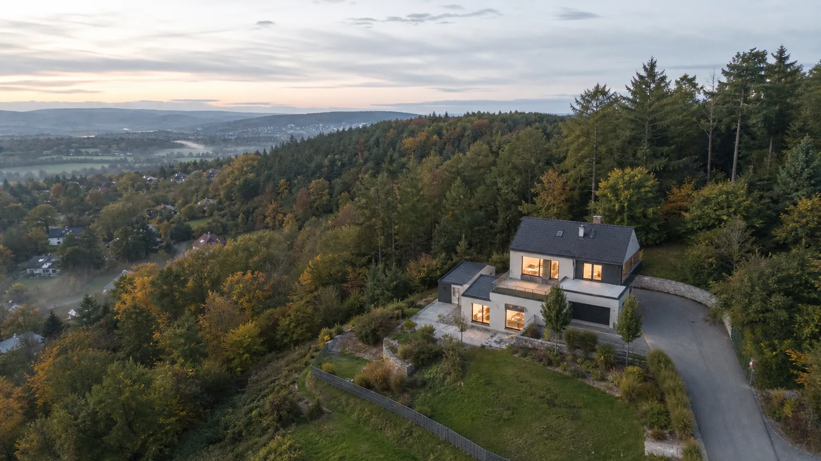 Drohnenaufnahme eines Hauses am Rand des Wienerwalds in natürlichem Morgenlicht